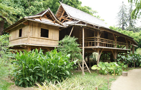 Bambouseraie de Prafrance. Het Laotiaanse dorp.