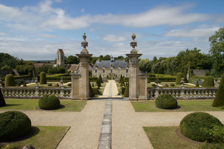 Jardins du Chateau de Brcy.